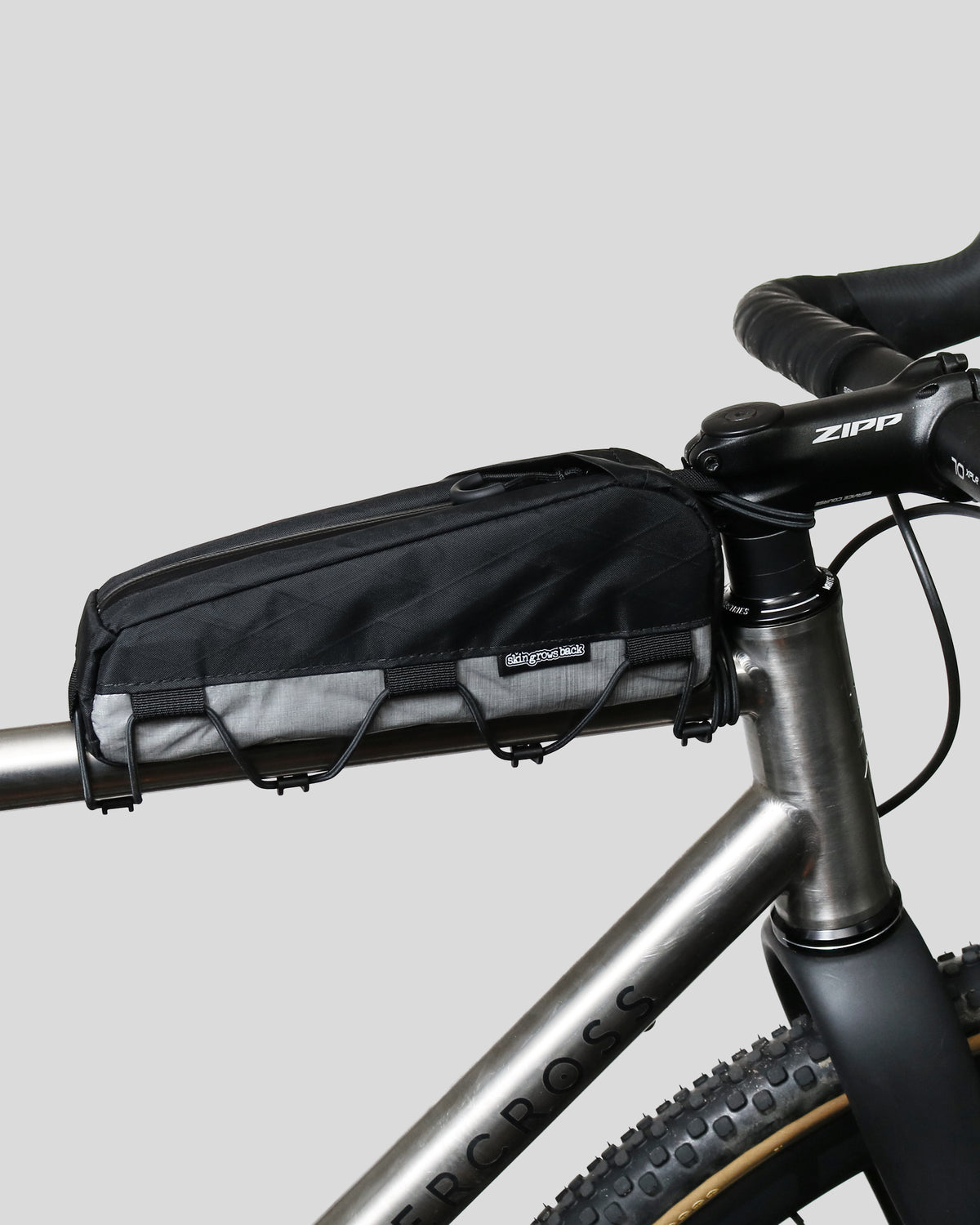 Skingrowsback transcend racing series hot dog racing top tube bag dyneema on a gravel bike