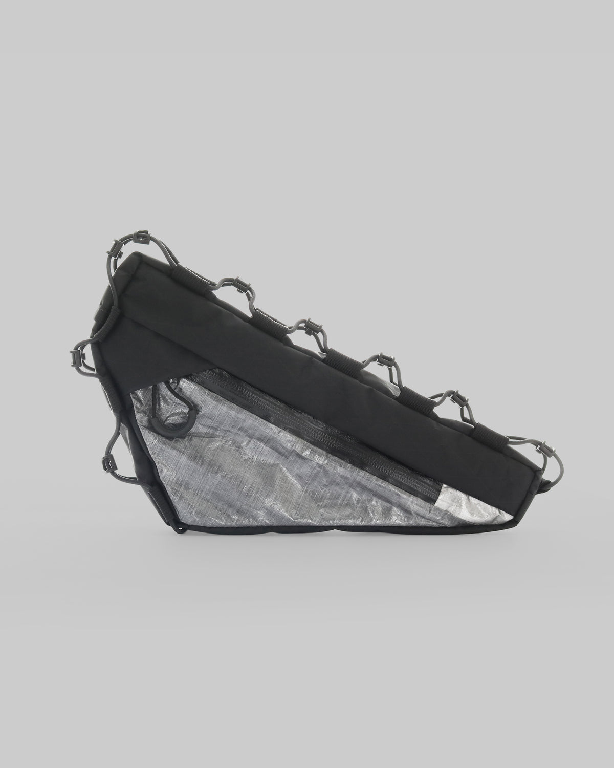 Skingrowsback Wedge Racing frame bag black xpac vx21 silver dyneema for gravel bike close up on a grey background