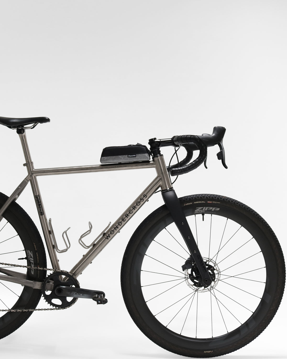 Skingrowsback Shortie Racing top tube bag bolt on black xpac vx21 silver dyneema on a titanium gravel bike on a white background