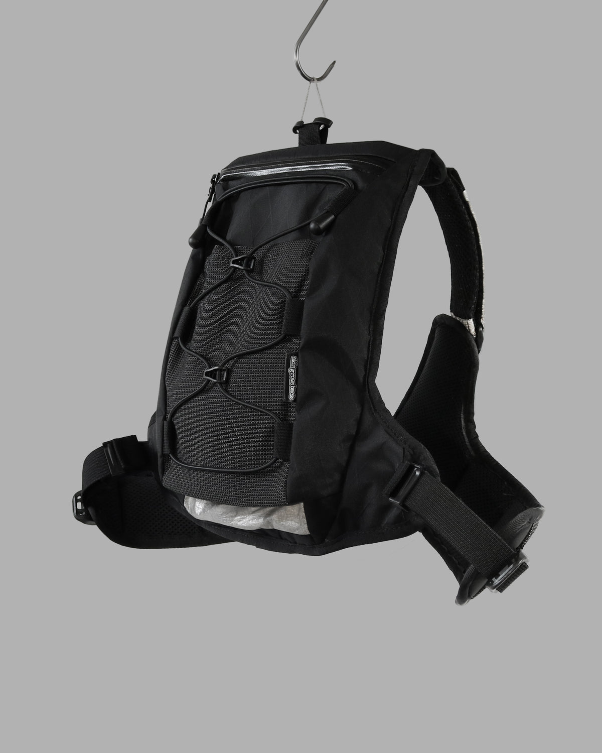 Skingrowsback transcend racing series transition 1.5 litre hydration backpack black and silver against a grey background