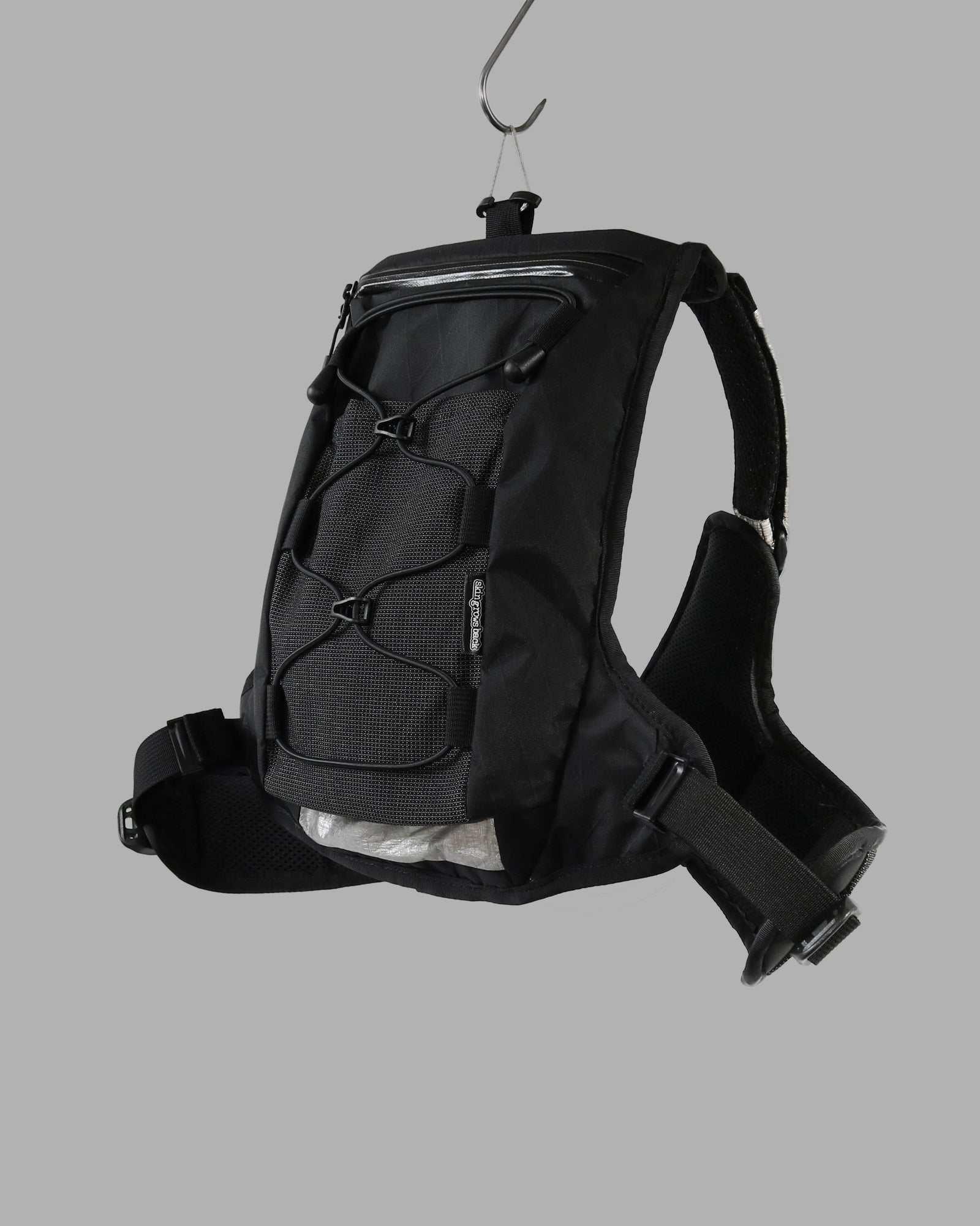 Skingrowsback transcend racing series transition 1.5 litre hydration backpack black and silver against a grey background
