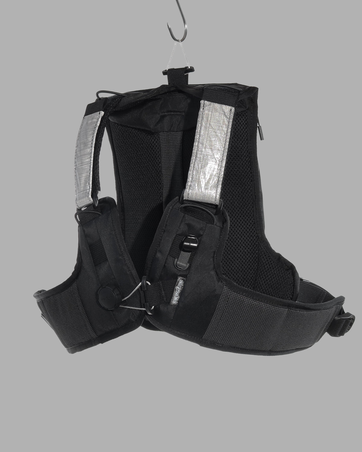 Skingrowsback transcend racing series transition 1.5 litre hydration backpack black and silver against a grey background