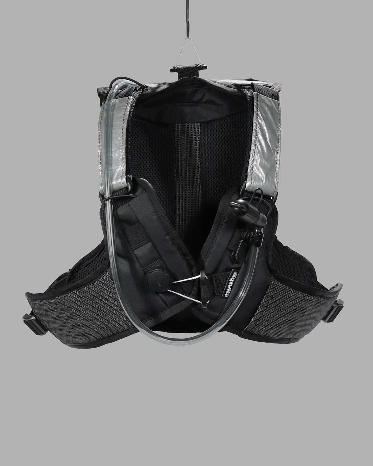 Skingrowsback transcend racing series transition 1.5 litre hydration backpack black and silver against a grey background