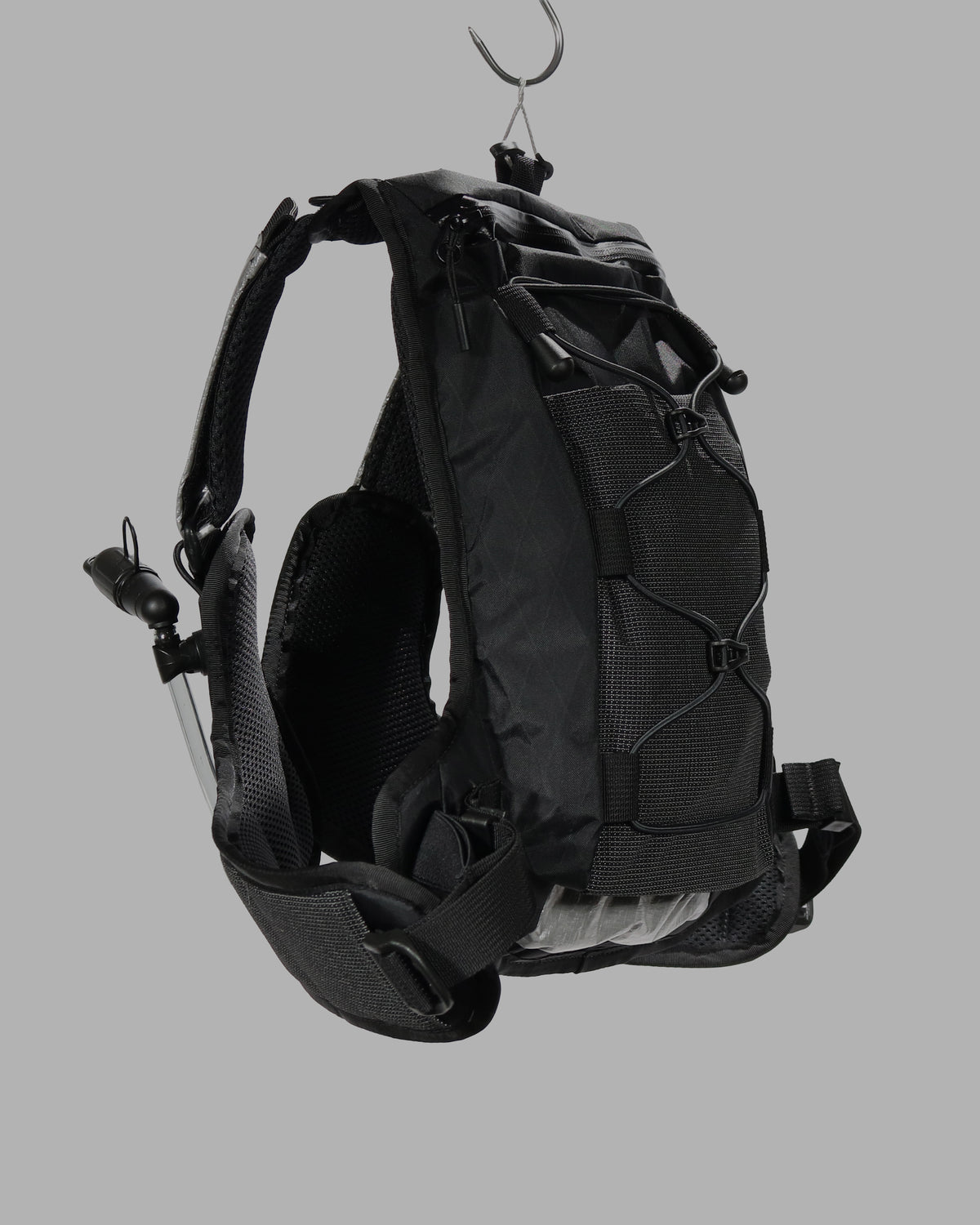 Skingrowsback transcend racing series transition 1.5 litre hydration backpack black and silver against a grey background
