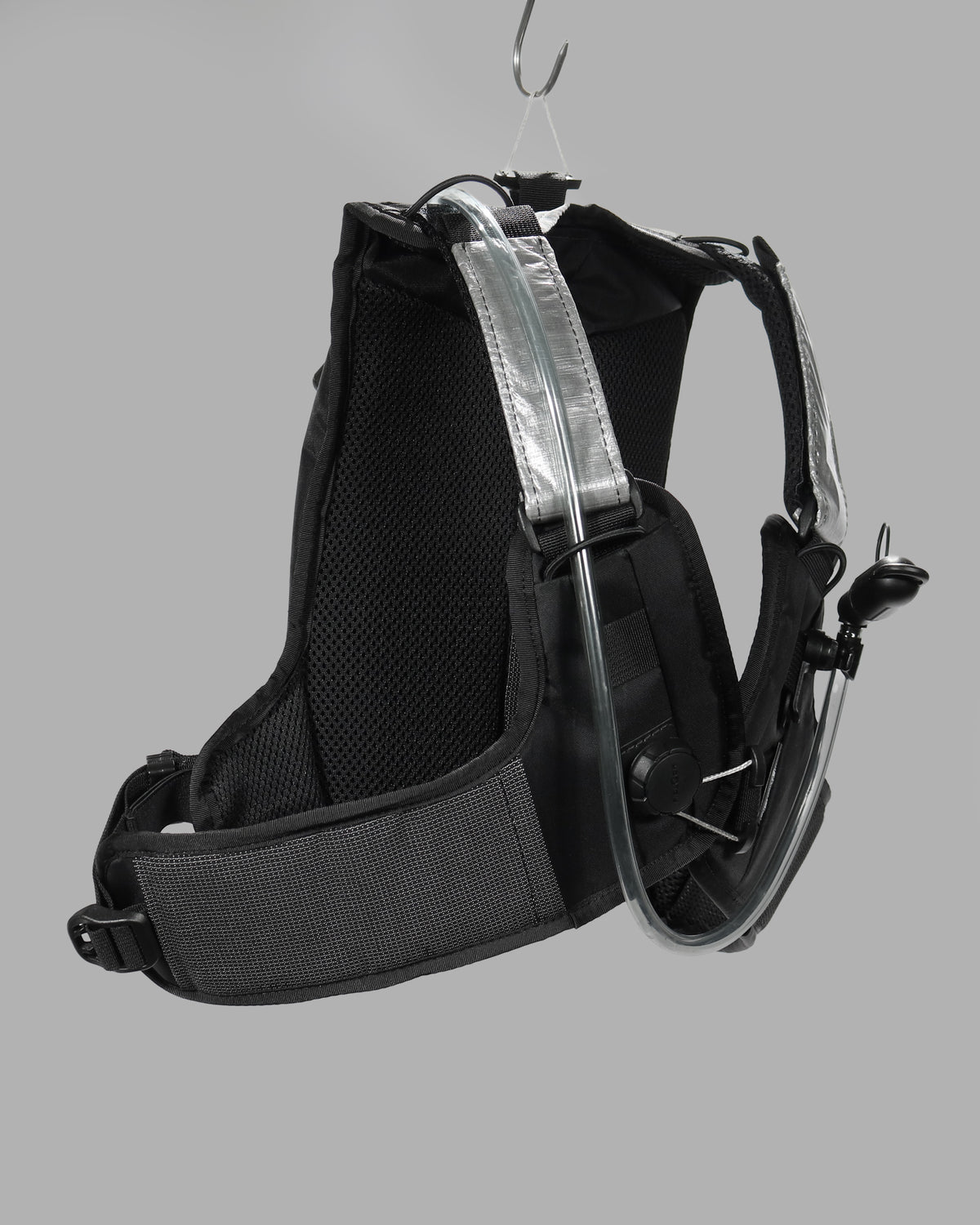 Skingrowsback transcend racing series transition 1.5 litre hydration backpack black and silver against a grey background