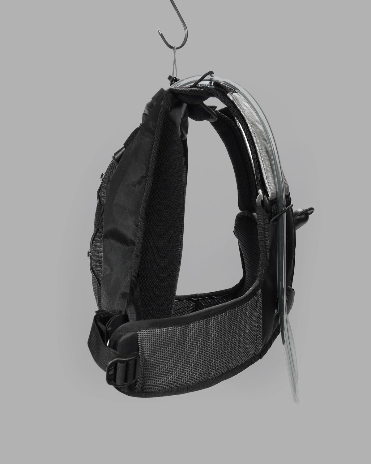 Skingrowsback transcend racing series transition 1.5 litre hydration backpack black and silver against a grey background