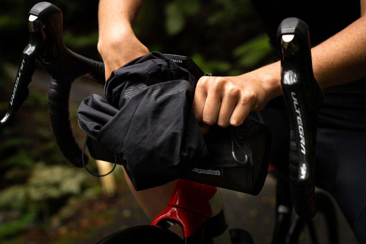 skingrowsback little lunch cycling handlebar bag black